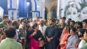 পদত্যাগের পর হাসিমুখে পূজামণ্ডপে ইশরাক নিয়ে কিছু ট্যাগ